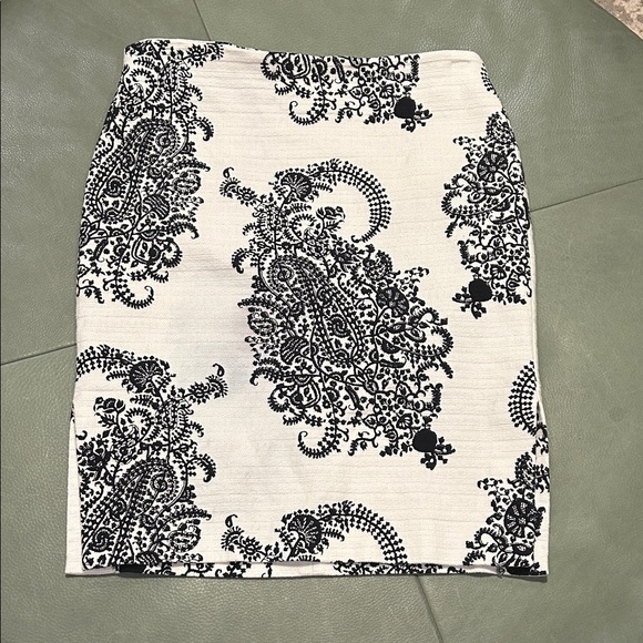 LOFT Black and White Paisley Pencil Skirt - Picture 1 of 6